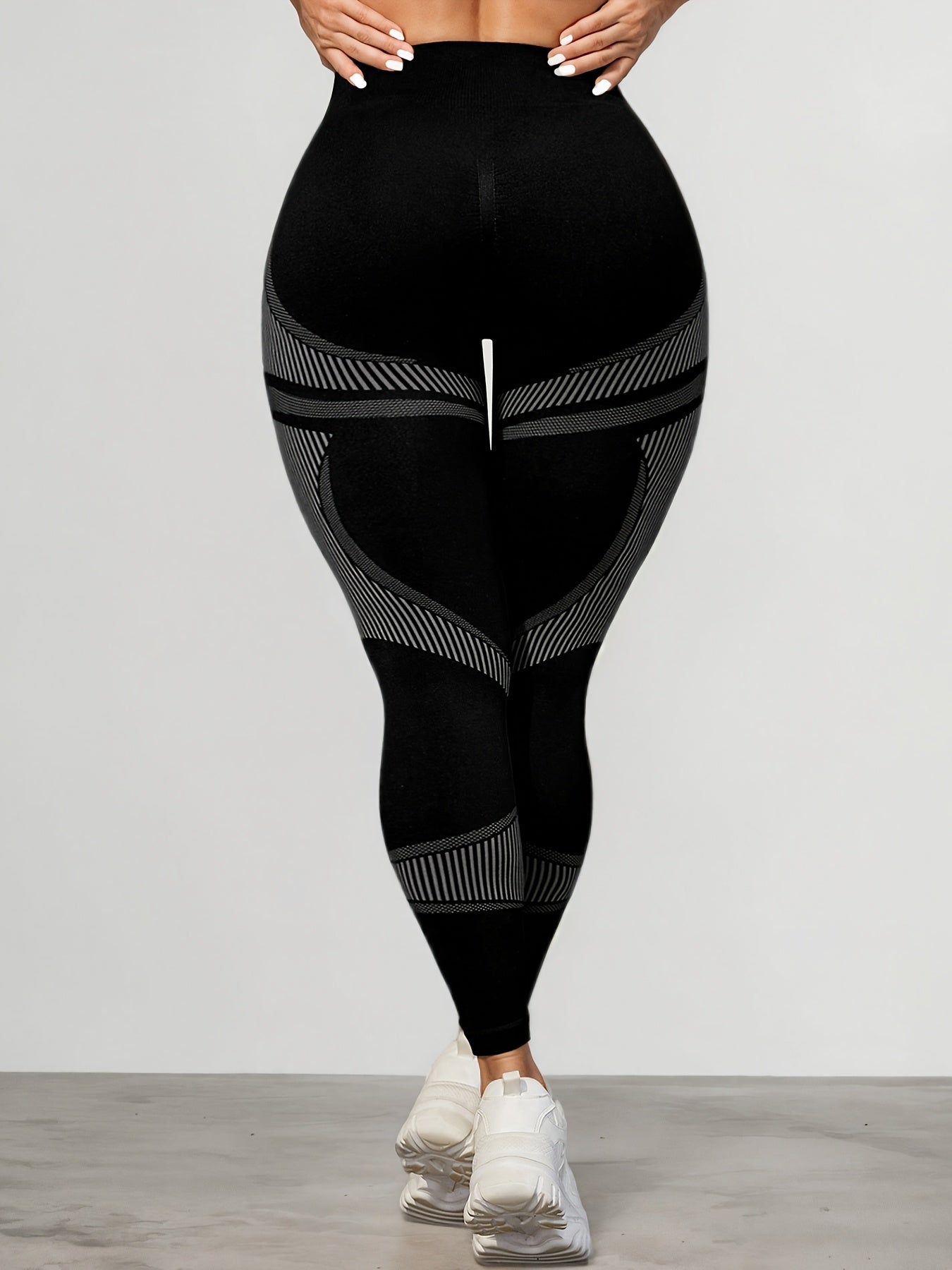Pantalon de yoga fitness grande taille avec motif rayé noir et blanc, sans couture et taille haute.