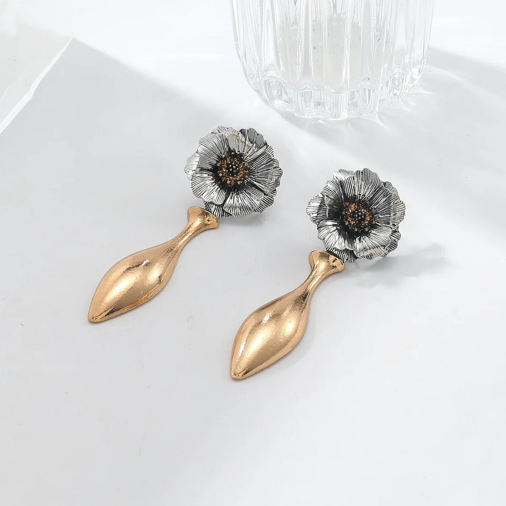 Boucles d'oreilles pendantes en métal à fleurs irrégulières