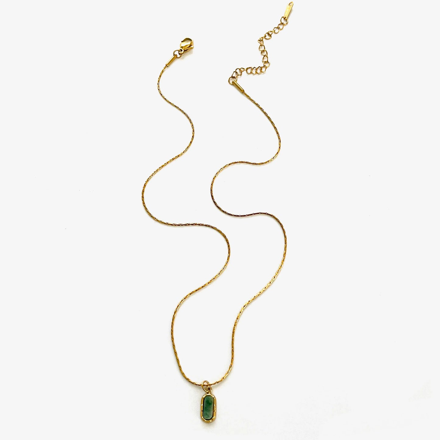 Collier minimaliste avec pendentif géométrique en pierre naturelle