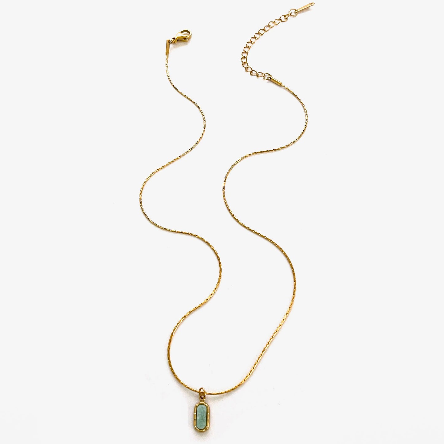 Collier minimaliste avec pendentif géométrique en pierre naturelle