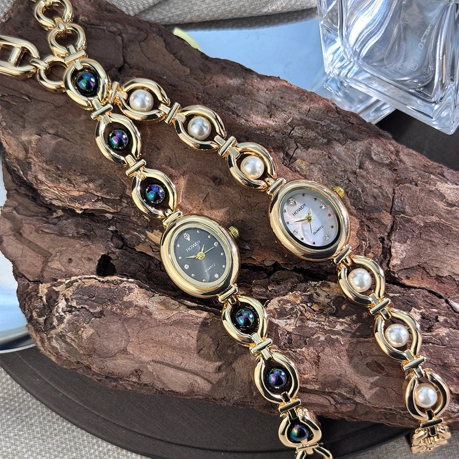 Montre ovale bracelet mobile en perles fine