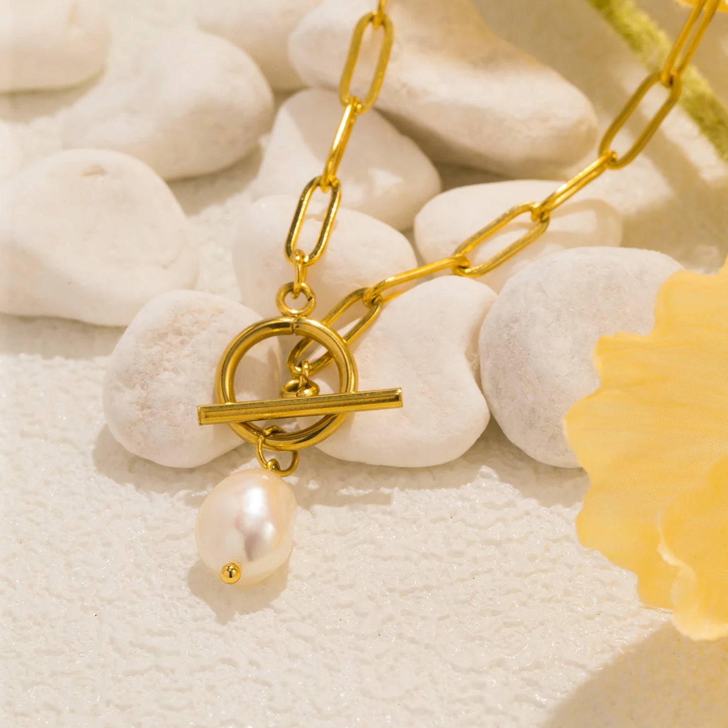 Collier élégant avec pendentif en perles naturelles en acier inoxydable