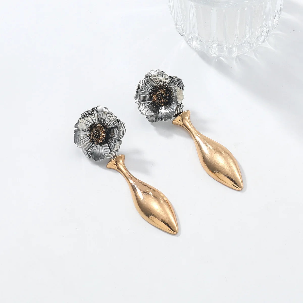 Boucles d'oreilles pendantes en métal à fleurs irrégulières
