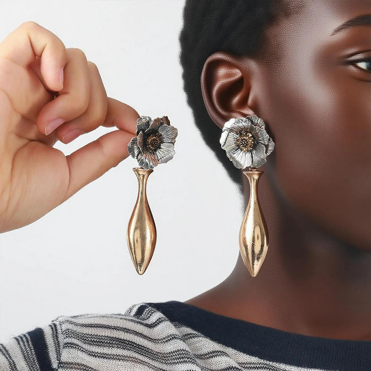 Boucles d'oreilles pendantes en métal à fleurs irrégulières
