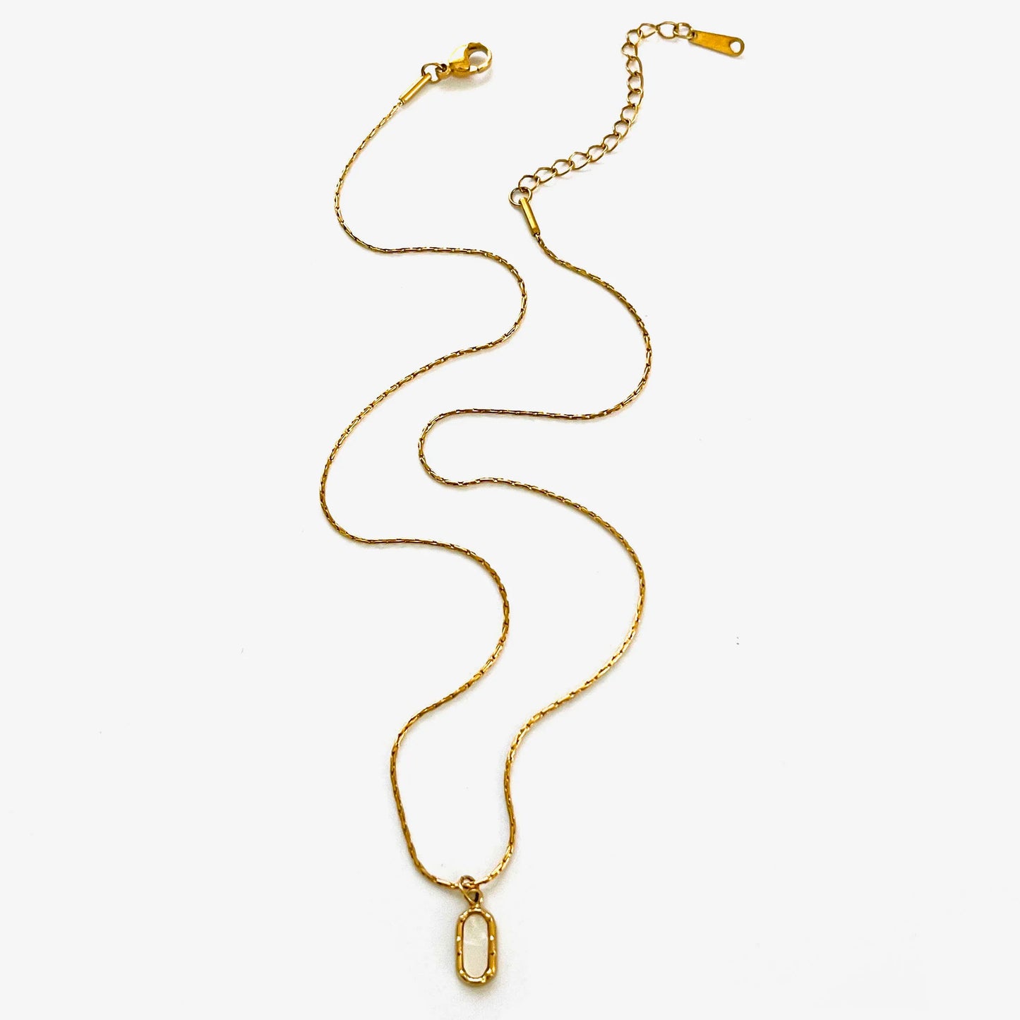 Collier minimaliste avec pendentif géométrique en pierre naturelle