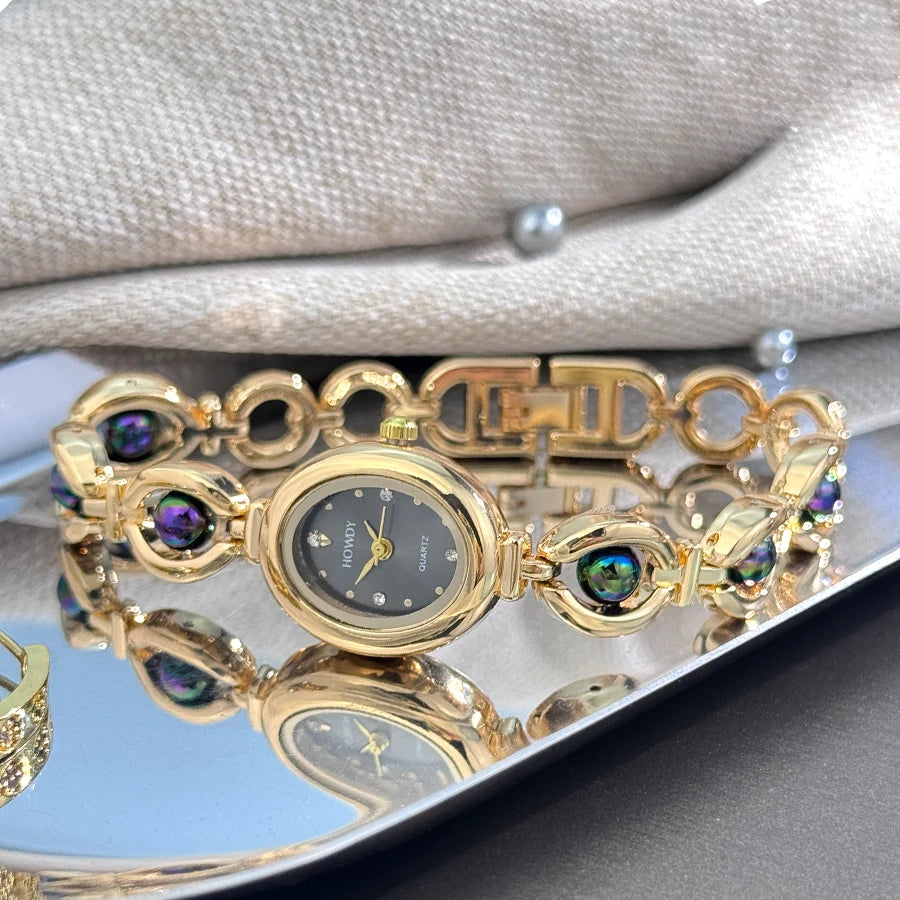 Montre ovale bracelet mobile en perles fine