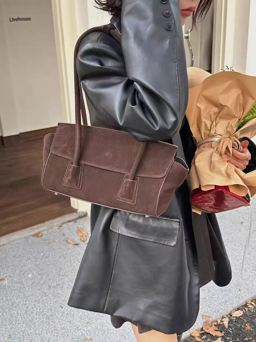 trapezförmige Wildledertasche