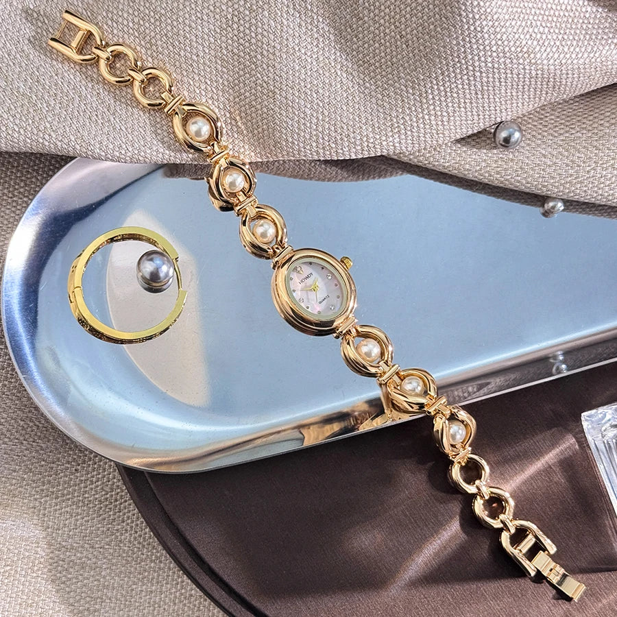 Montre ovale bracelet mobile en perles fine