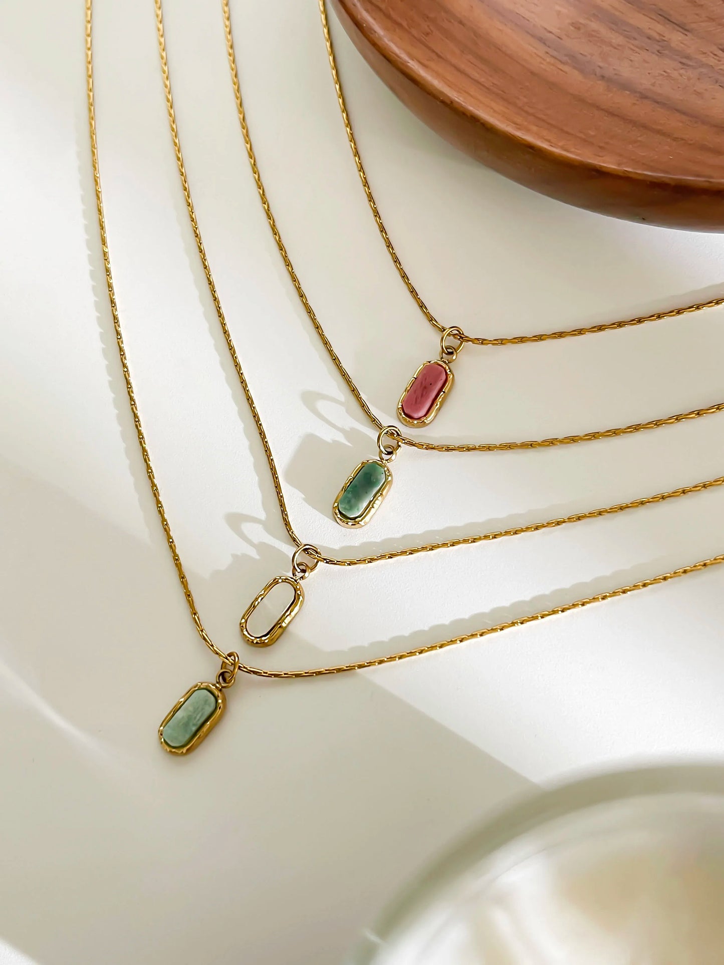 Collier minimaliste avec pendentif géométrique en pierre naturelle