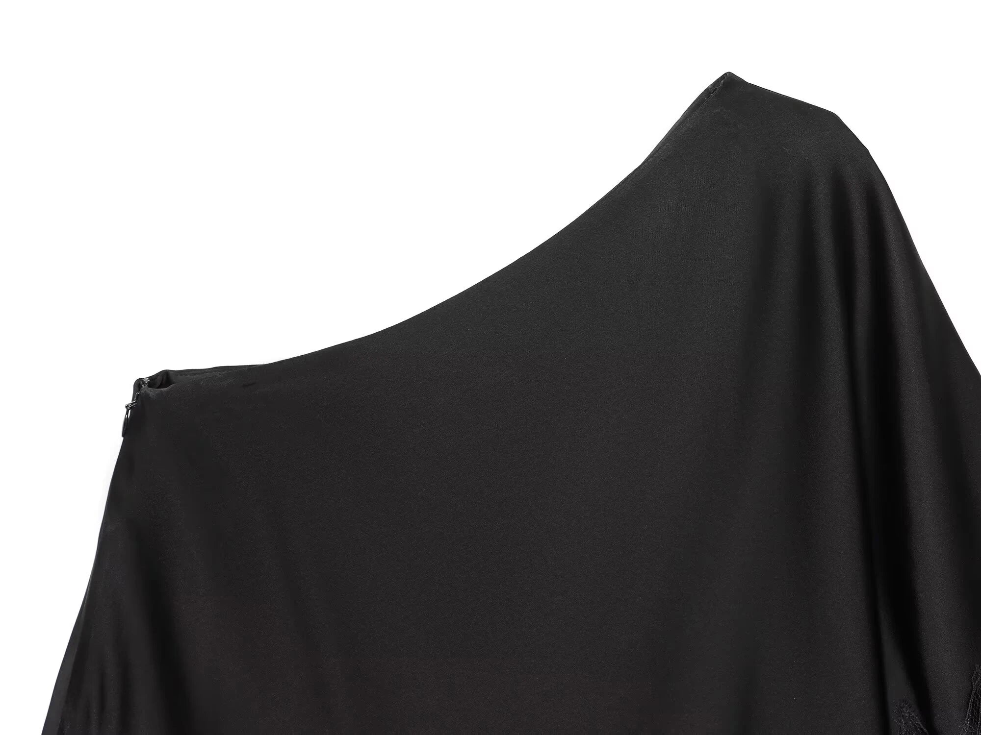 Haut en dentelle asymétrique