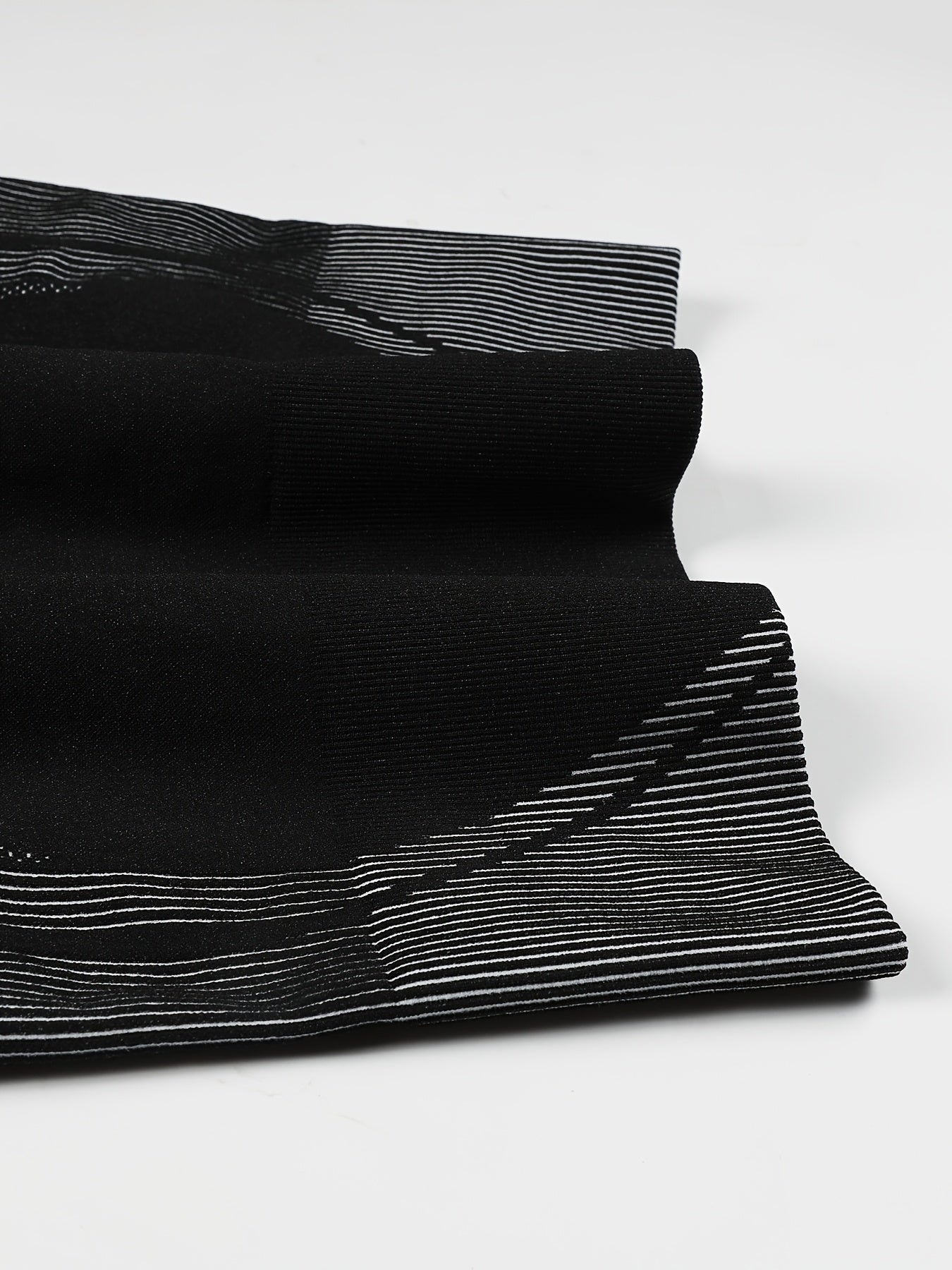 Pantalon de yoga fitness grande taille avec motif rayé noir et blanc, sans couture et taille haute.