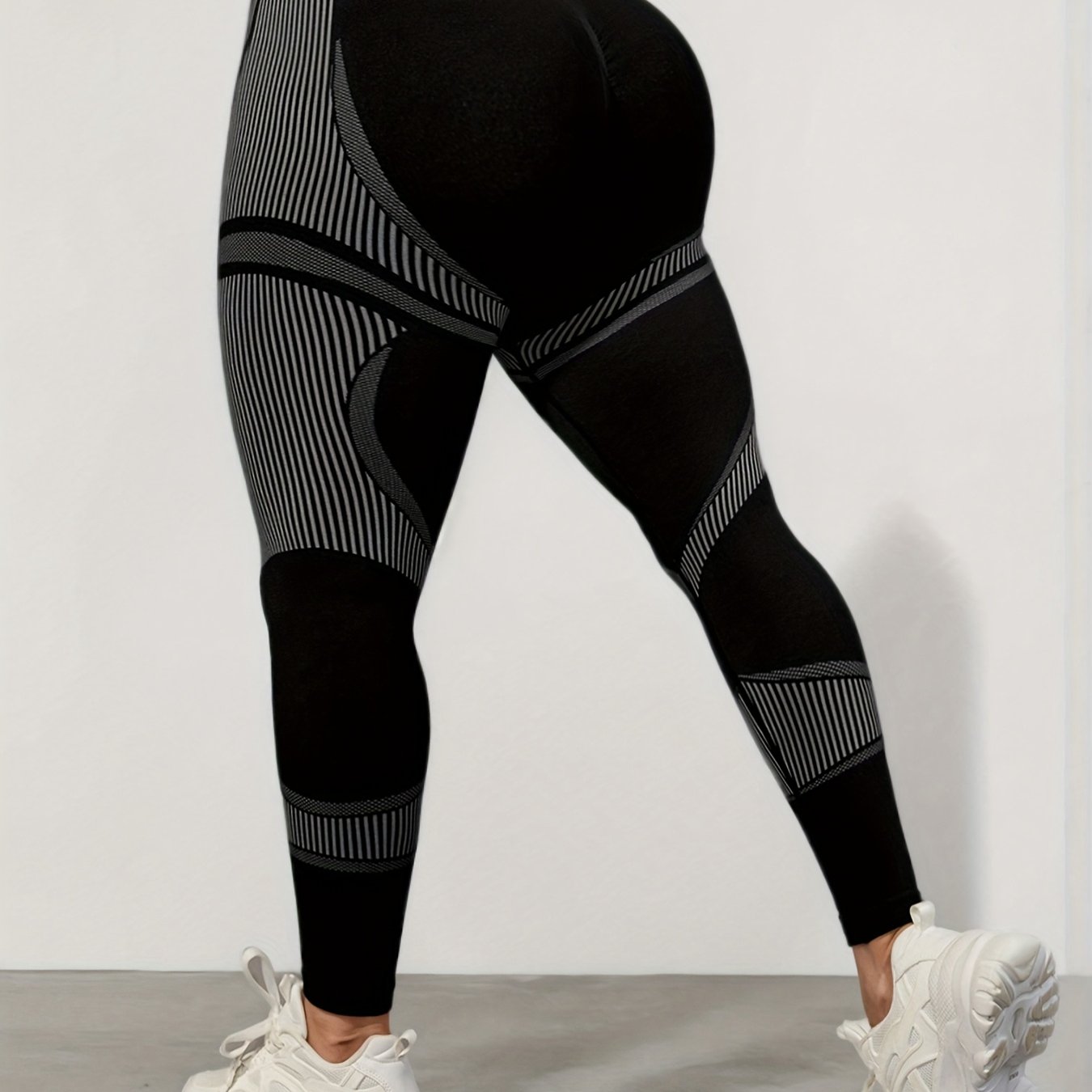 Pantalon de yoga fitness grande taille avec motif rayé noir et blanc, sans couture et taille haute.